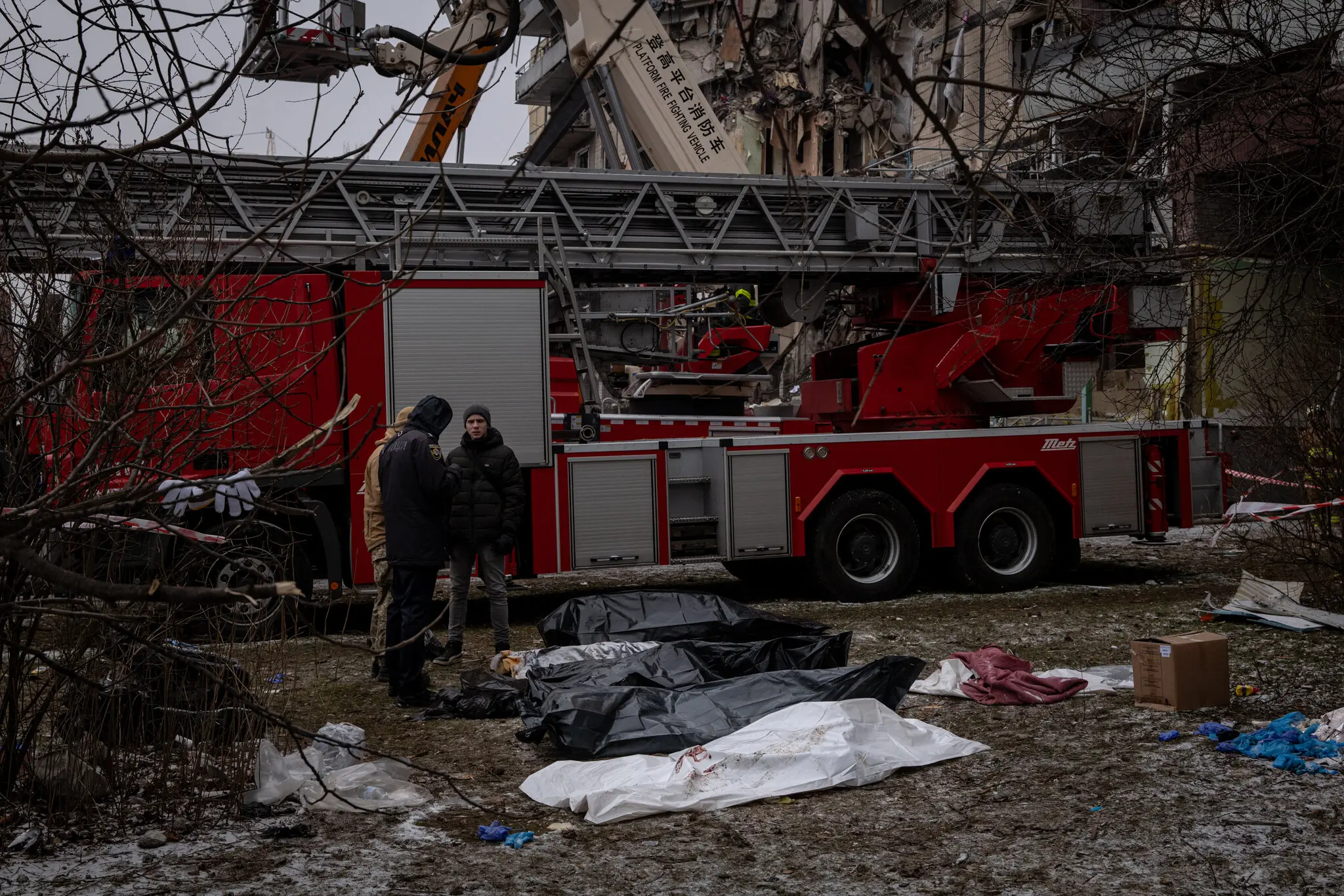 Знайдені тіла п’ятьох людей, які загинули під час великого ракетного удару по житловому будинку, лежать біля уламків через день після нападу в Дніпрі 15 січня